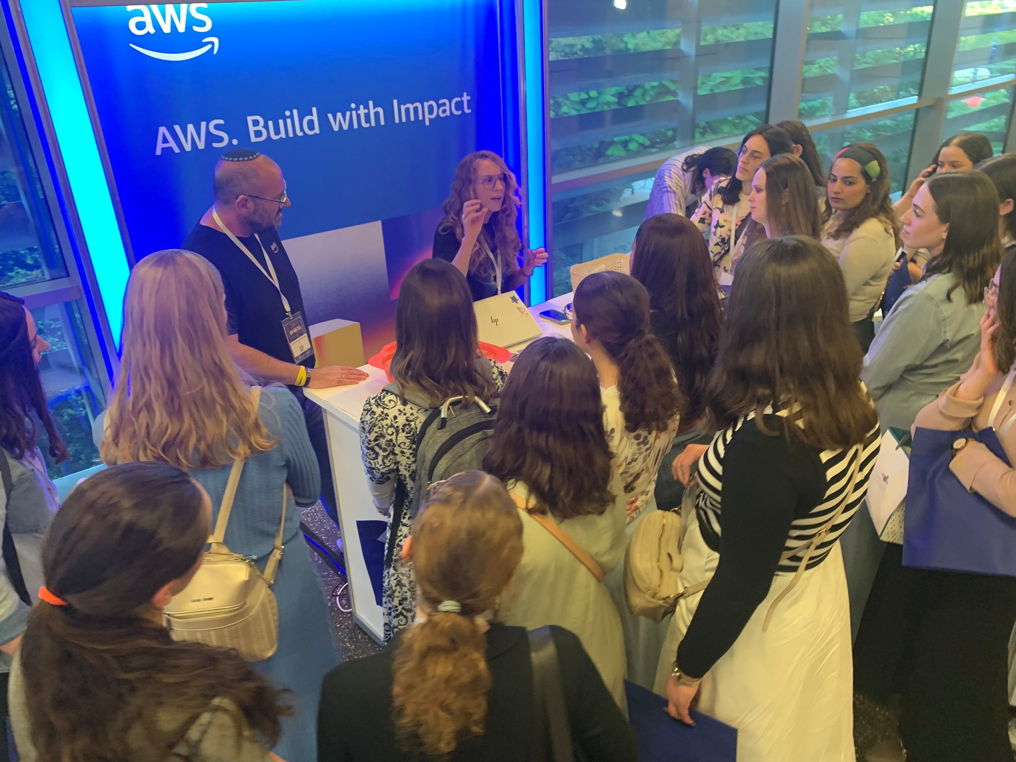 Amazon AWS עם קהל